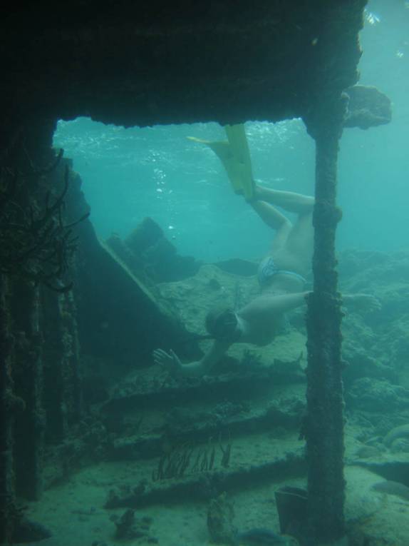 Explorando barco afundado em uma das ilhas de San Blás, na costa do Panamá